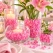 Pink dekorationssten 5–8 mm i glasvaser med blomster og lys som romantisk bordpynt til fest og bryllup.