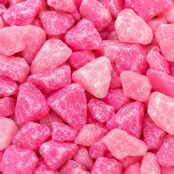 Close-up af pink dekorationssten 5–8 mm med kantede former, lyse farvenuancer og marmoreret overflade.