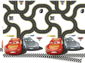 Nærbillede af mønster på Disney Cars plastikdug med vejbaner, dæk og karaktererne Lyn McQueen og Jackson Storm