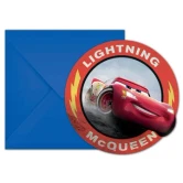 Disney Cars fødselsdagsinvitation med Lightning McQueen og blå kuvert til Cars temafødselsdag