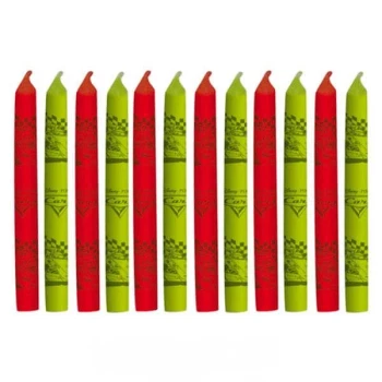 Nærbillede af 12 Disney Cars lagkagelys i rød og lysegrøn med ternet flag og Lyn McQueen grafik.