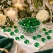 Emerald grøn bordpynt med grønne pynte diamanter 12 mm, hvide roser og levende lys