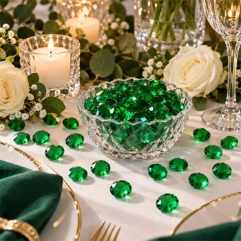 Emerald grøn bordpynt med grønne pynte diamanter 12 mm, hvide roser og levende lys