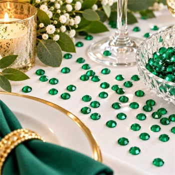 Emerald grøn bordpynt med pynte diamanter, blomster og lys