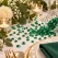 Emerald grøn bordpynt med pynte diamanter, hvide blomster og levende lys