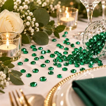 Emerald grøn bordpynt med pynte diamanter, hvide blomster og levende lys
