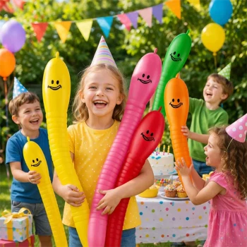 Børn leger med figur balloner larver til børnefødselsdag med farverige balloner og festpynt