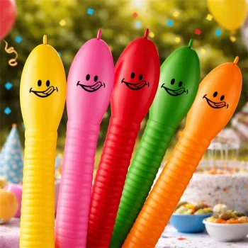 Farverige figur balloner larver til børnefødselsdag med festpynt og kage i baggrunden