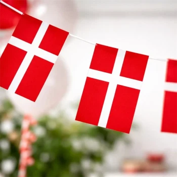 Close-up af flag guirlande med Dannebrog i rød og hvid til fødselsdag og fest