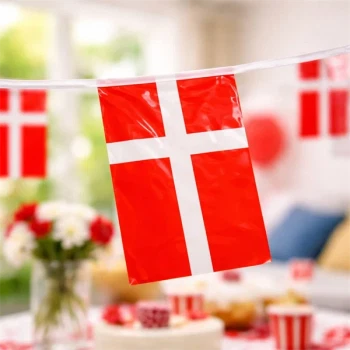 Close-up af Dannebrog flag på flagguirlande i plast med detaljeret overflade og ophæng til fest og fødselsdag