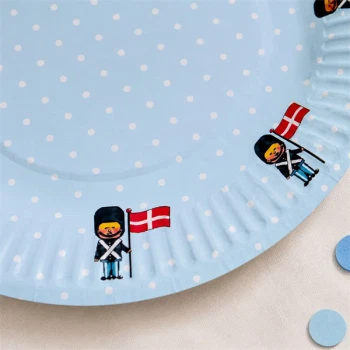 Close-up af lyseblå fødselsdag paptallerkener med danske soldater og Dannebrog flag