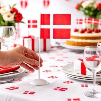 Fødselsdagsflag til bord med fod brugt på festbord med Dannebrog, bordpynt til fødselsdag og dansk fest