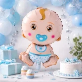 Lyseblå folie ballon baby dreng som babyshower pynt med kage og dekoration