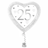 Hjerteformet folieballon med tallet 25 i sølv og hvid med små hjerter, perfekt til sølvbryllup eller 25-års fødselsdag.