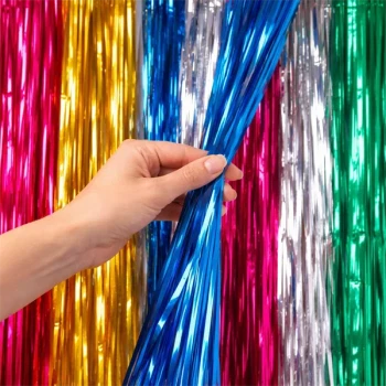 Close-up af multi glimmerforhæng med farverige folie strimler i pink, guld, blå, sølv og grøn