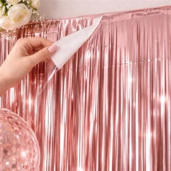 Close-up af glimmerforhæng rosa guld med selvklæbende top nem montering lametta fest baggrund