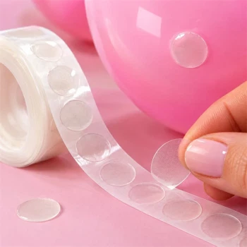 Close-up af transparente Glue Dots limprikker til balloner på rulle