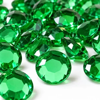 Close-up af emerald grønne dekorationssten 12 mm med facetslebet overflade