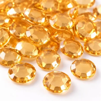 Close-up af guld dekorationssten 12 mm med flade sider og facetslebne kanter