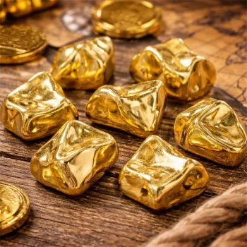 Close-up af guldklumper i plast med realistisk guldfinish til pirat fest og skattejagt