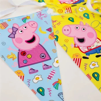 Close-up af Gurli Gris flag banner med farverige vimpler og detaljer i plast