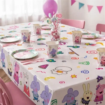 Gurli Gris dug 120x180 cm brugt til børnefødselsdag med borddækning, tallerkner og kopper i Peppa Pig tema
