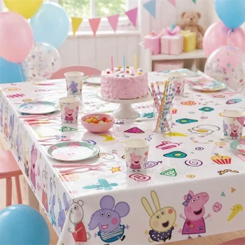 Gurli Gris dug 120x180 cm til børnefødselsdag med pyntet bord, kage, tallerkner og kopper i Peppa Pig tema