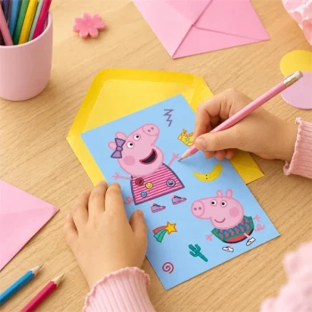 Barn udfylder Gurli Gris invitation til børnefødselsdag med farverige Peppa Pig invitationer og kuverter