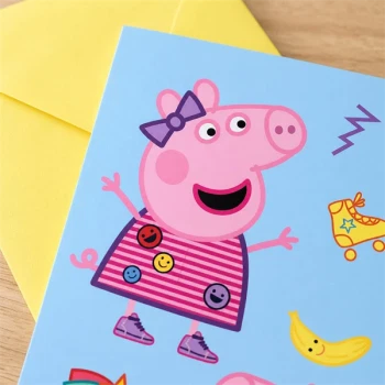 Close-up af Gurli Gris invitationer med kuverter til børnefødselsdag med farverigt Peppa Pig motiv