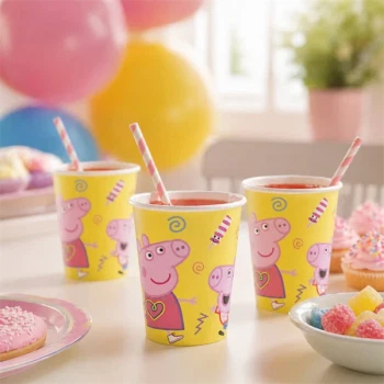 Gurli Gris papkrus med saftevand på festbord til børnefødselsdag med Peppa Pig tema