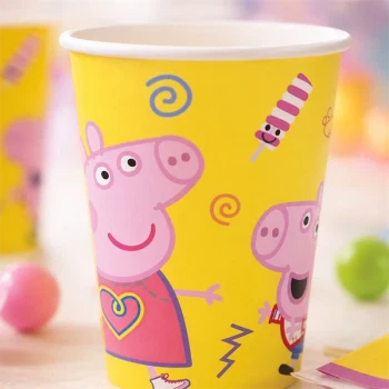 Close-up detaljebillede af Gurli Gris papkrus med farverigt Peppa Pig motiv til børnefødselsdag