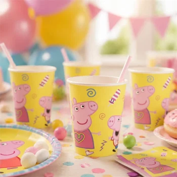 Stemningsbillede med Gurli Gris papkrus på farverigt festbord til Peppa Pig børnefødselsdag