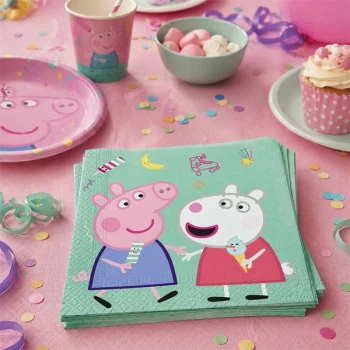Gurli Gris servietter på festbord til børnefødselsdag med Peppa Pig tallerken