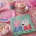 Gurli Gris servietter på festbord til børnefødselsdag med Peppa Pig tallerken, kop og cupcake