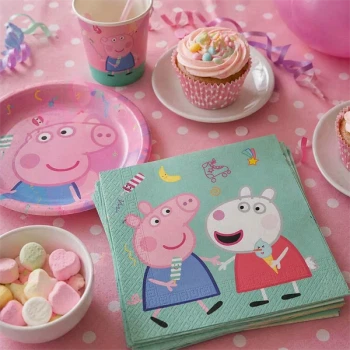 Gurli Gris servietter på festbord til børnefødselsdag med Peppa Pig tallerken, kop og cupcake