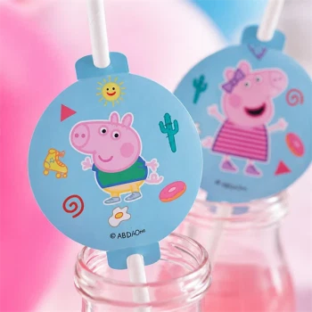 Close-up af Gurli Gris sugerør til børnefødselsdag med lyserød festdrik og Gurli Gris tema pynt