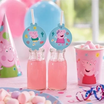 Stemningsbillede af Gurli Gris sugerør med lyserøde festdrikke og Peppa Pig borddækning til børnefødselsdag