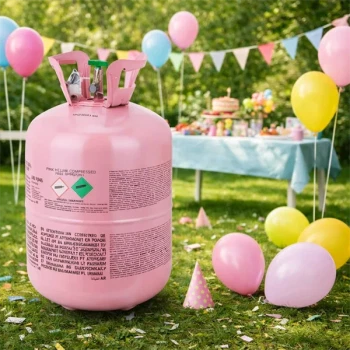 Helium ballongas flaske til fest i haven med farverige balloner og fødselsdagsbord i baggrunden
