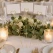 Hjerte kortholder i guld med bordkort på elegant bryllupsbord med blomster og stearinlys