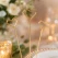Close-up af hjerte kortholder i guld til bordkort, menukort og borddekoration ved bryllup og fest