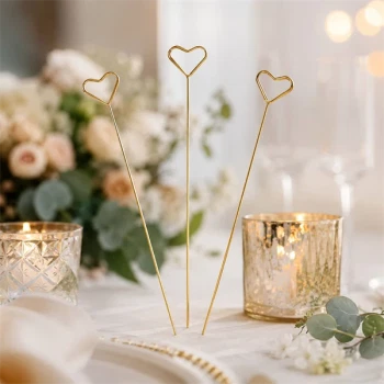 Hjerte kortholder i guld som elegant bordpynt til bryllup med blomster og stearinlys