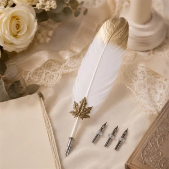 Elegant hvid fjerpen med udskiftelige penneindsatser placeret ved gæstebog og blomsterdekoration til bryllup.