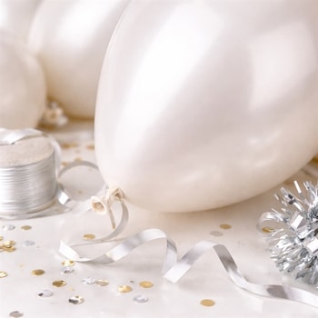 Close-up af hvid metallic ballon med skinnende overflade og ballonbånd til fest dekoration