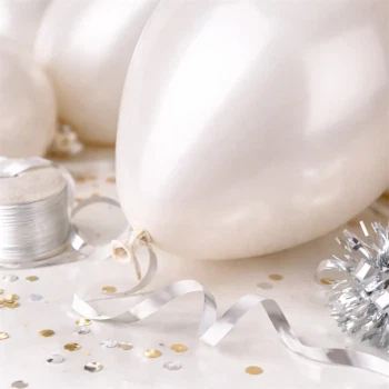 Close-up af hvid metallic ballon med skinnende overflade og ballonbånd til fest dekoration