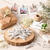 Små hvide mini træklemmer brugt til pynt, gaveindpakning og borddækning med navnekort og blomster