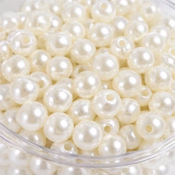 Close-up af hvide perler 8 mm med blank perlemorslignende overflade og hul