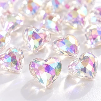 Close-up af iriserende hjerte diamanter med facetslebet overflade