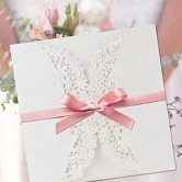 Indbydelse med blomstedekoration og kuvert perlehvid, 1 sæt festartikler
