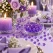 Lavendel bordpynt med pynte diamanter, blomster og levende lys til fest