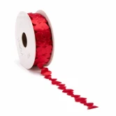 Luv hjertebånd i rød 1,5 cm x 10 m rullet på spole med hjerteformet bånd på hvid baggrund